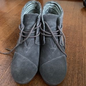 Tom’s wedge booties